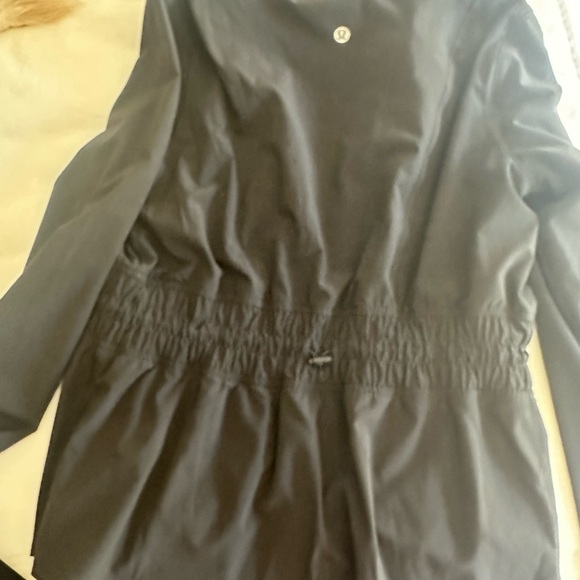 Lululemon size 6 like new zip up - Picture 5 of 6